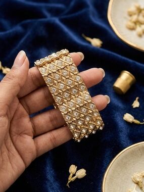 Elegant Gold Crystal-Accented Women’s Bracelet